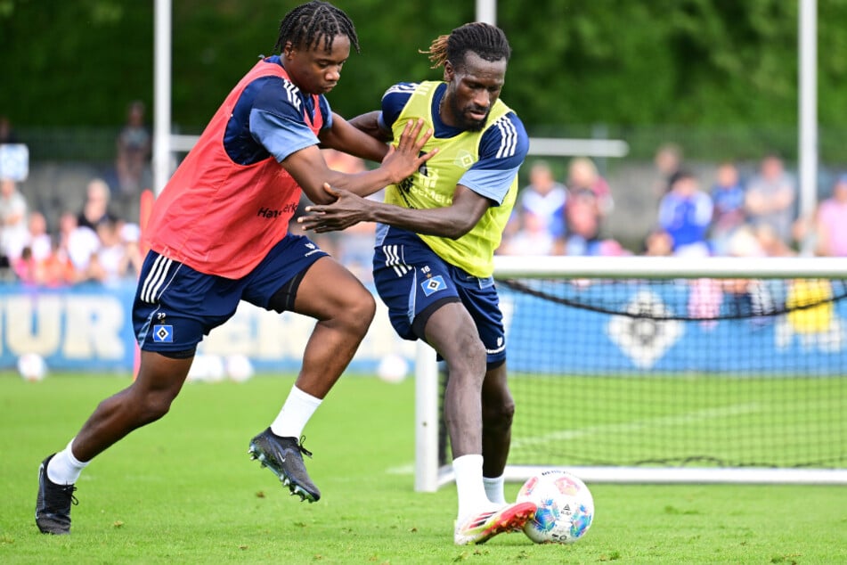 Damit war nicht zu rechnen: Aboubaka Soumahoro (l.) und Bakery Jatta stehen aufseiten des HSV gegen Werder in der Startelf.