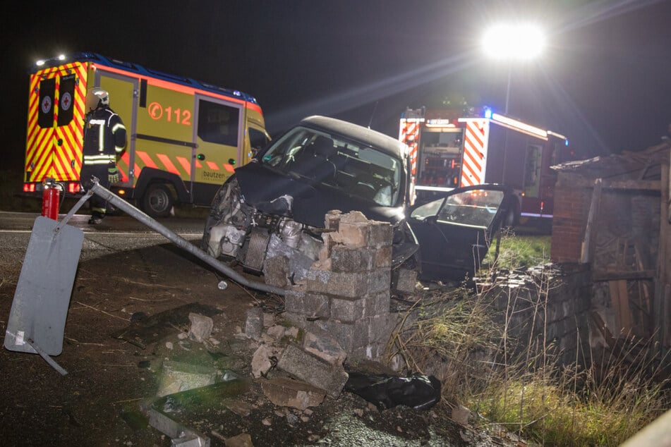 Ein Rettungsdienst brachte die Peugeot-Fahrerin in ein Krankenhaus.