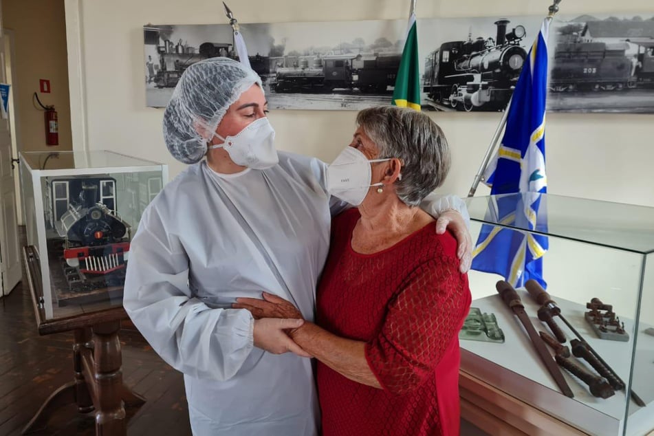 Brasilien, Araguari: Denise Abranches (l.) umarmt ihre Mutter zum ersten Mal in fast eineinhalb Jahren.