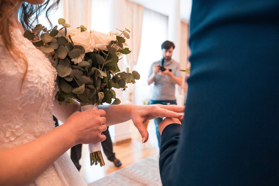 Bei "Married at First Sight" geben sich Paare beim ersten Aufeinandertreffen das Jawort. (Symbolbild)