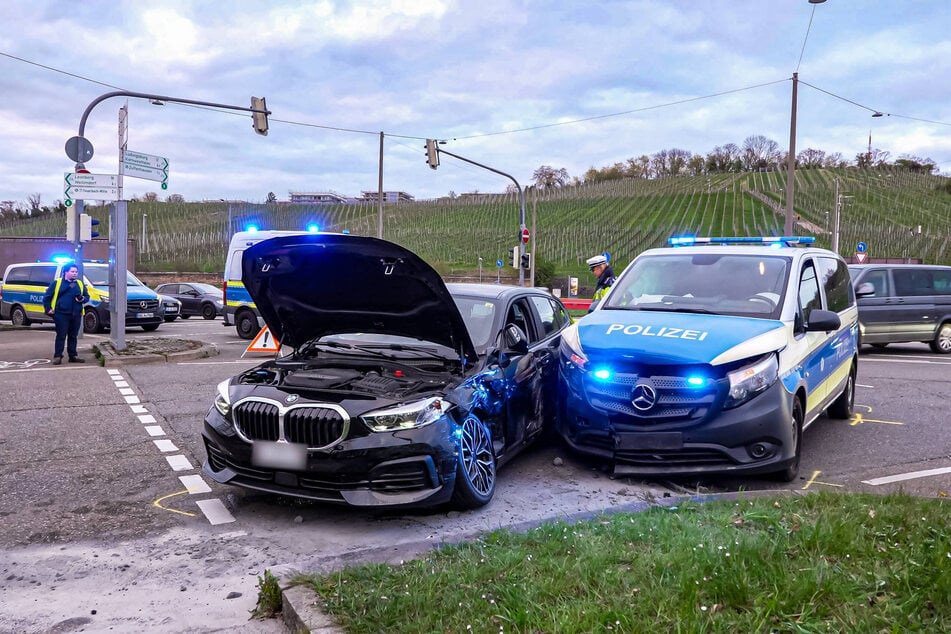 Ein BMW ist in Stuttgart mit einem Polizeiwagen zusammengekracht.