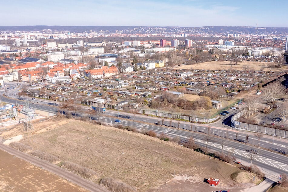 Getrennt von der Bergstraße (B170) befindet sich links der Südpark, rechts davon nach den Gartensparten die Bismarcksäule und der Volkspark Räcknitz. Eine Brücke soll die Areale verbinden.