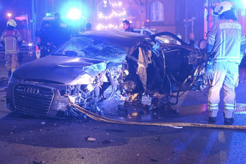 Audi-Fahrer brettert gegen Ampel und lässt verletzte Beifahrerin im Wrack zurück