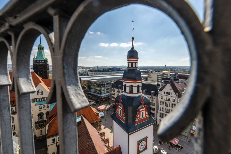Über den Dächern von Chemnitz: Vom Hohen Turm des Chemnitzer Rathauses kann man diesen Blick genießen.