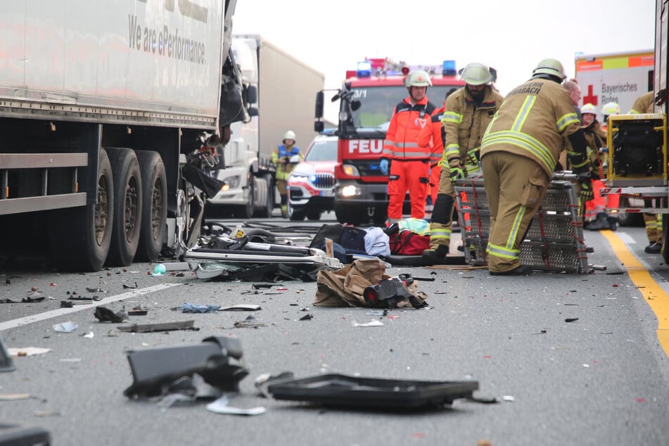 Junger Trucker kann nicht mehr bremsen: Zwei Schwerverletzte nach Lastwagen-Crash