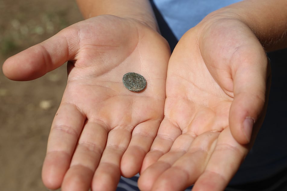 Dieser Fund hat es in sich: In der Kindertagesstätte Lilliput hat ein sechs Jahre alter Junge eine rund 1700 Jahre alte Münze ausgegraben.