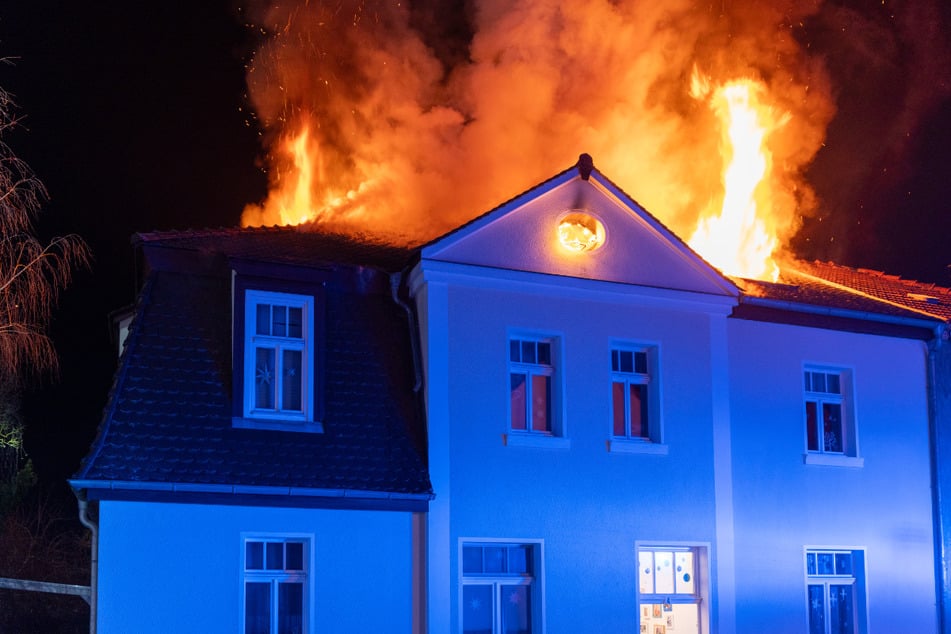 Der Dachstuhl stand bereits lichterloh in Flammen, als die Feuerwehr an dem Haus eintraf.