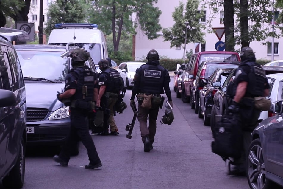 Schwer bewaffnete Polizisten verschafften sich Zutritt zur Wohnung.