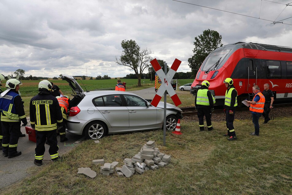 Das Auto wurde auf den Gleisen von einer S-Bahn erfasst.