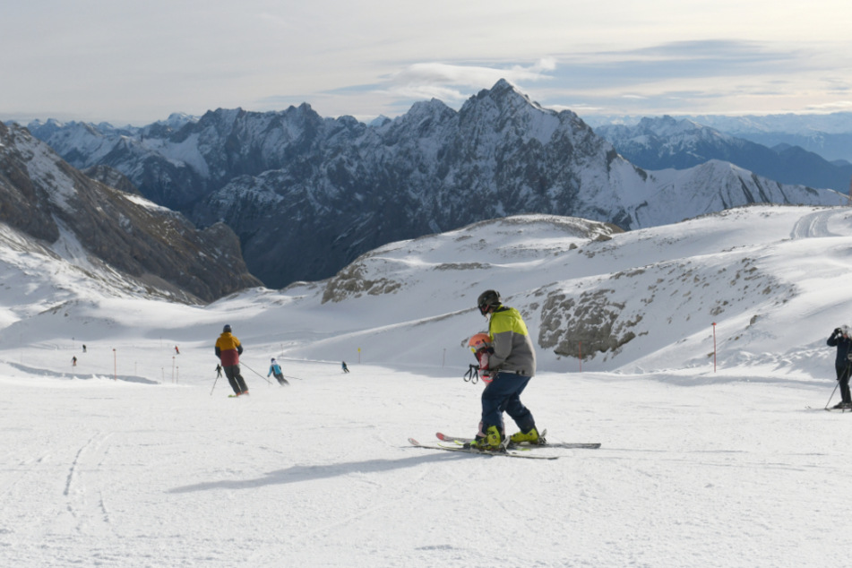 Skifahrer sind auf dem Zugspitzplatt unterwegs. Der große Andrang blieb zum Saisonauftakt aus.