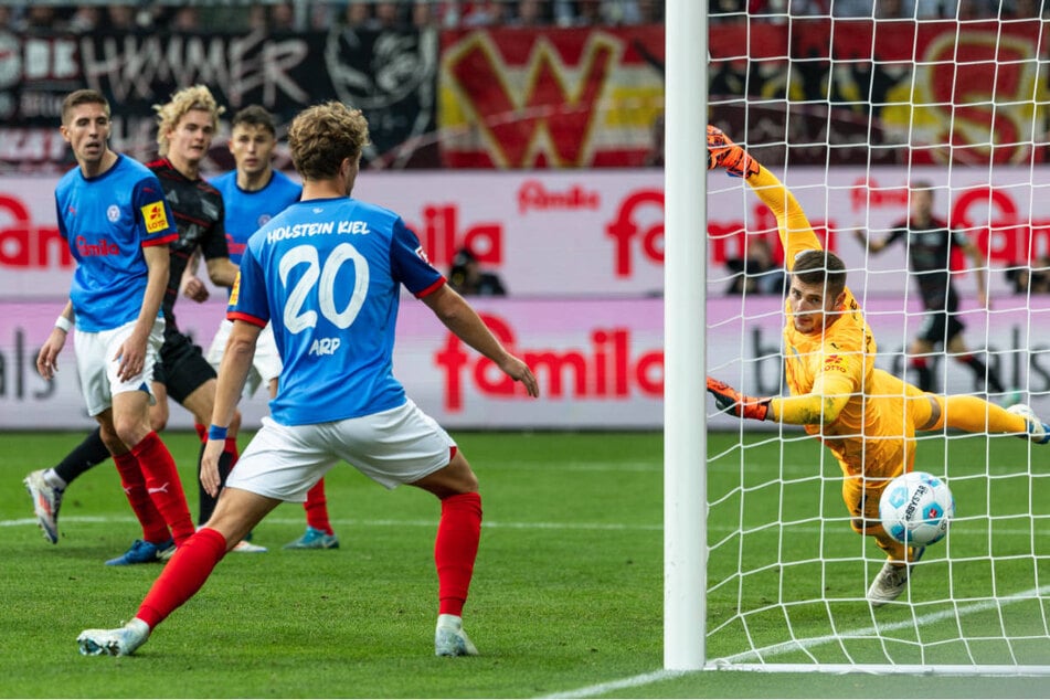 Tom Rothe (2.v.l.) köpft nach einer Ecke die 2:0-Führung und entscheidet das Spiel für Union Berlin.