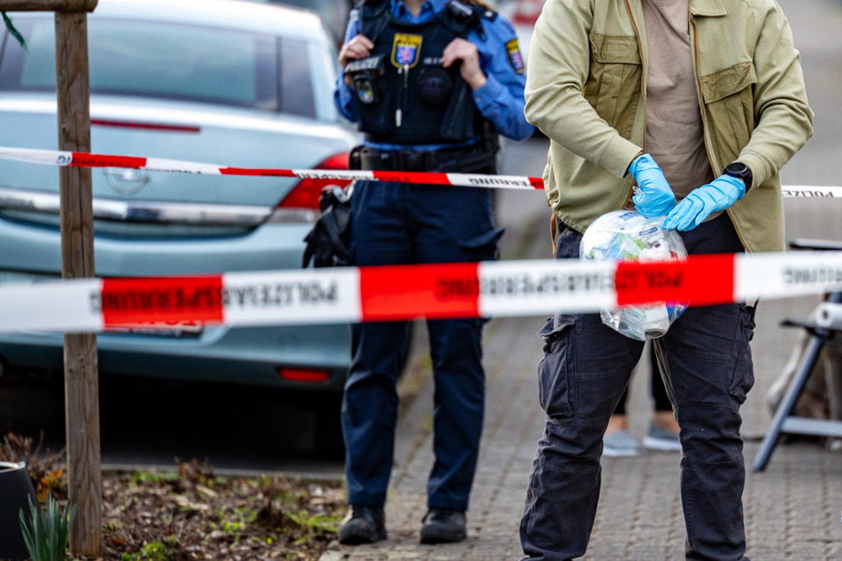 Vor einem Haus in der Neuhöfer Straße in Neu-Isenburg kam es am Samstagnachmittag zu einer brutalen Messer-Attacke: Eine 29-jährige Frau wurde niedergestochen.