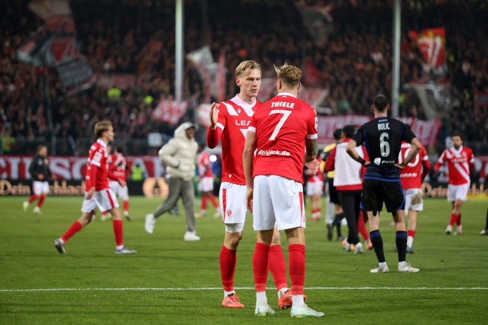 Ted Tattermusch (24, l.) klatscht mit Kollege Timmy Thiele (34) ab. Beide Angreifer sind in der Liga zwar noch torlos, aber für die Rückrunde bereit.