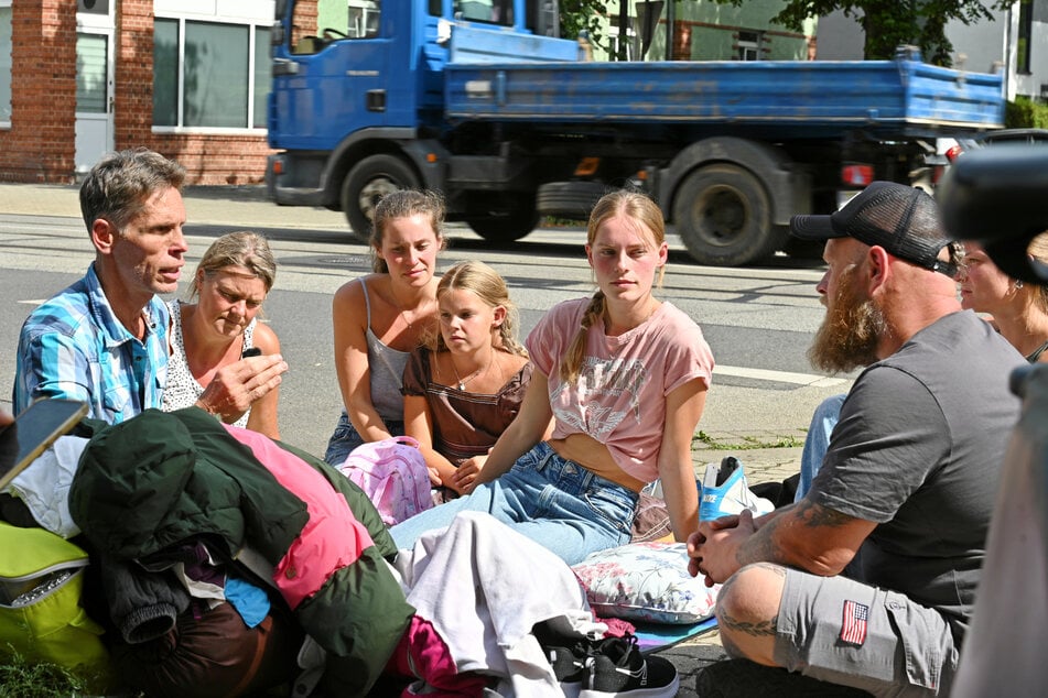 Zahlreiche Hilfsangebote wies die Familie bisher ab, darunter auch das Angebot auf eine Wohnung von Rechtsextremist Max Schreiber (39, Freie Sachsen, r.).