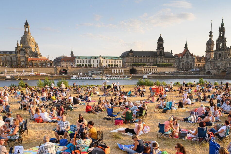 Wer keines der teuren Tickets ergattern konnte, kommt auf den Elbwiesen auf seine Kosten.