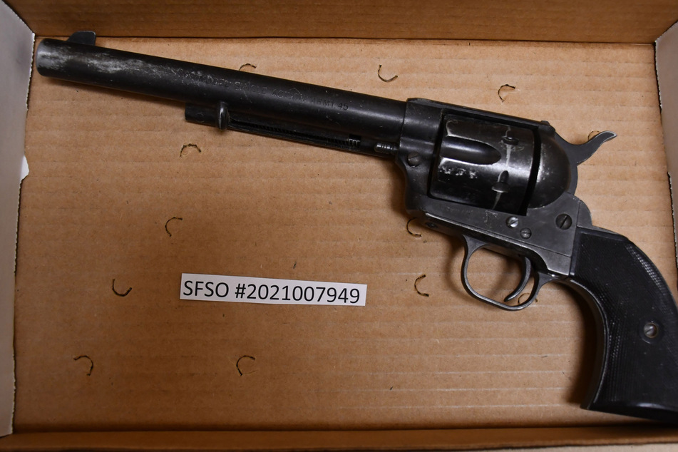 Bild der von Hollywoodstar Baldwin (65) abgefeuerten Waffe. Hannah Gutierrez-Reed (26) hatte den Revolver geladen, der dann Baldwin gereicht wurde.