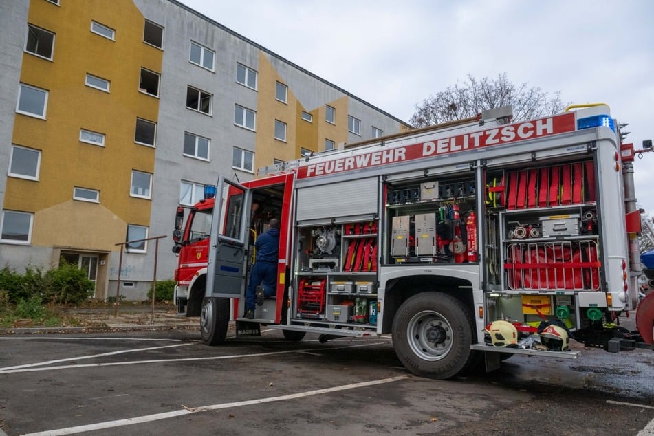 Die Feuerwehr in Delitzsch hat bei einem Brand in einem Gebäude an der Rudolf-Breitscheid-Straße eine leblose Person gefunden.