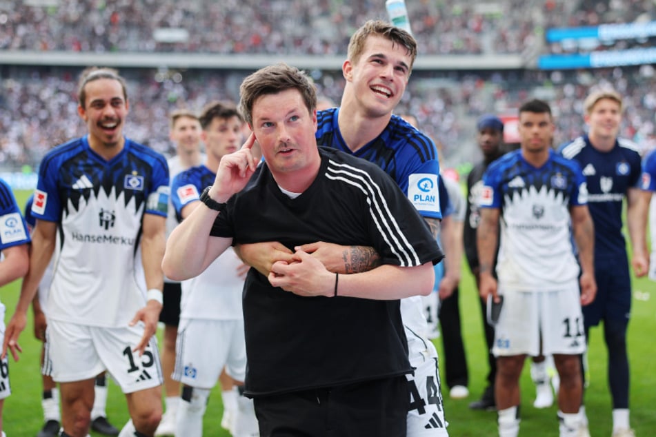 Nach dem Abpfiff ließen sich die HSV-Protagonisten von den mitgereisten Fans feiern.