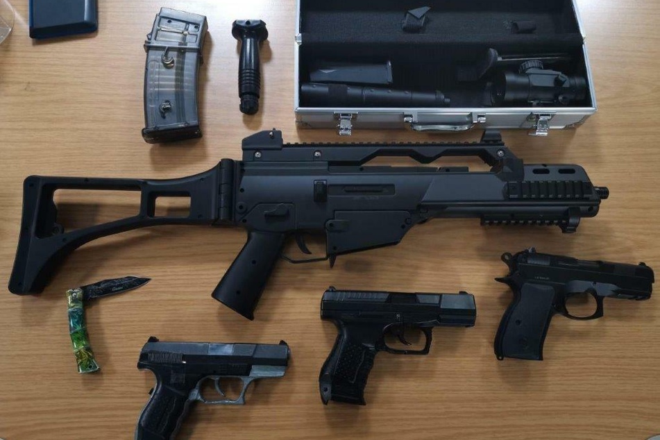 Der Jugendliche hatte ein drei Softair-Waffen, eine Spielzeugpistole und ein Klappmesser im Rucksack.
