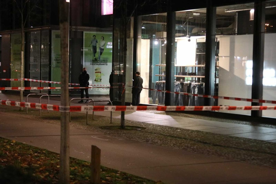 Auch der Bereich vor den Höfen am Brühl wurde durch die Polizei abgesperrt.