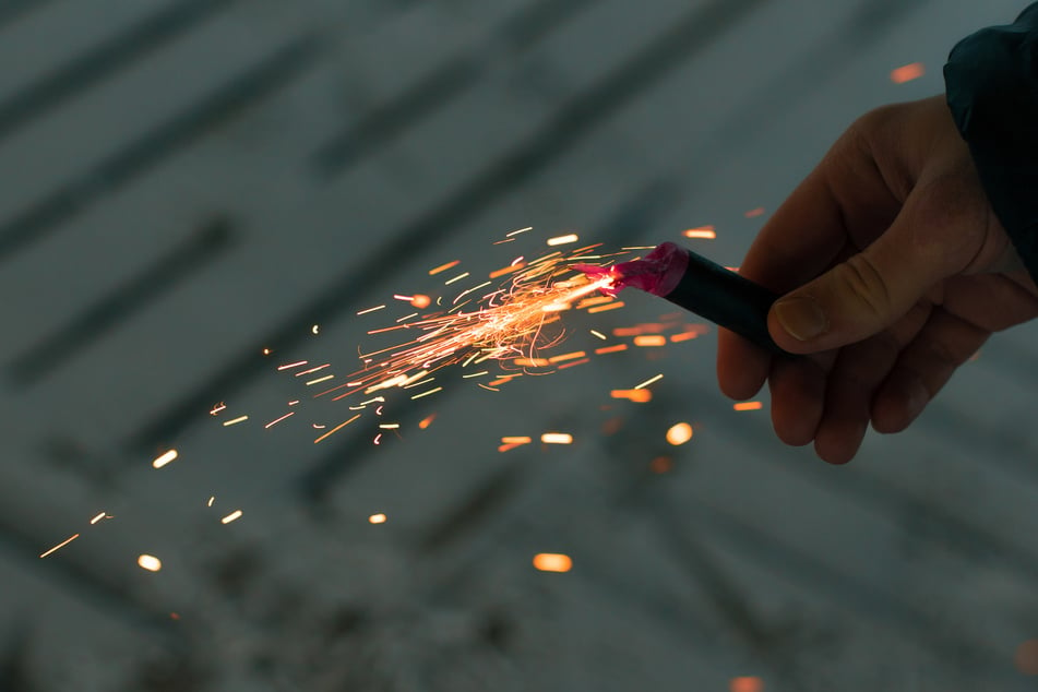 In Plauen (Vogtland) wurden Polizisten mit Pyrotechnik beworfen. (Symbolbild)