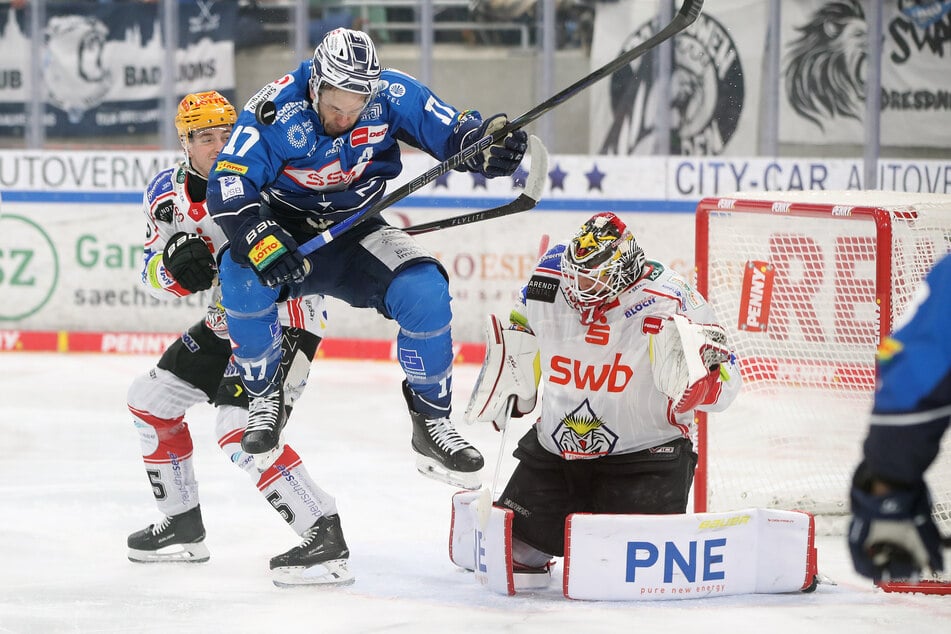 Lance Bouma (M.) und seine Eislöwen kassierten die nächste Pleite.