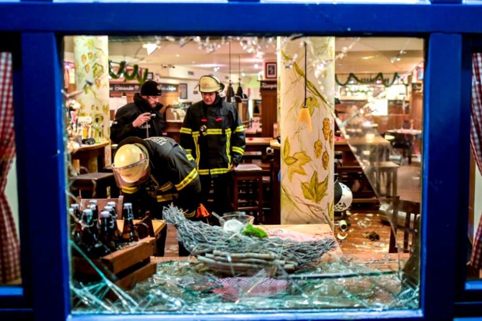 Feuerwehrleute begutachten die Schäden der Schlägerei.