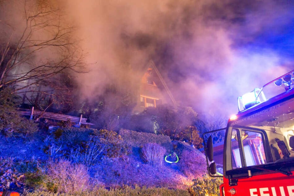 Die Feuerwehr musste sich durch unwegsames Gelände kämpfen, um zu dem Brand zu gelangen.