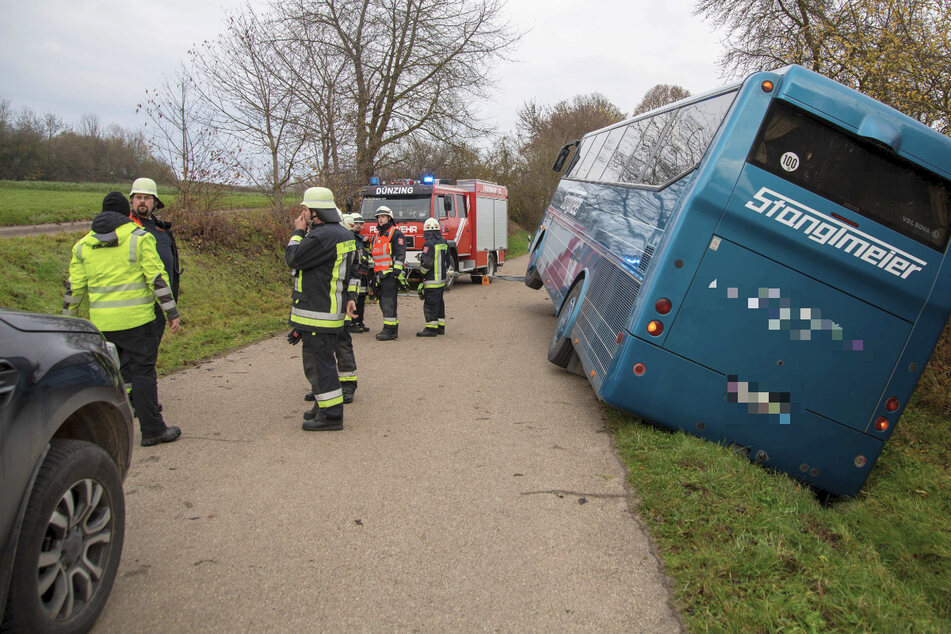 Nachdem die Kinder befreit waren, sicherte die Feuerwehr den Bus um Straßengraben.