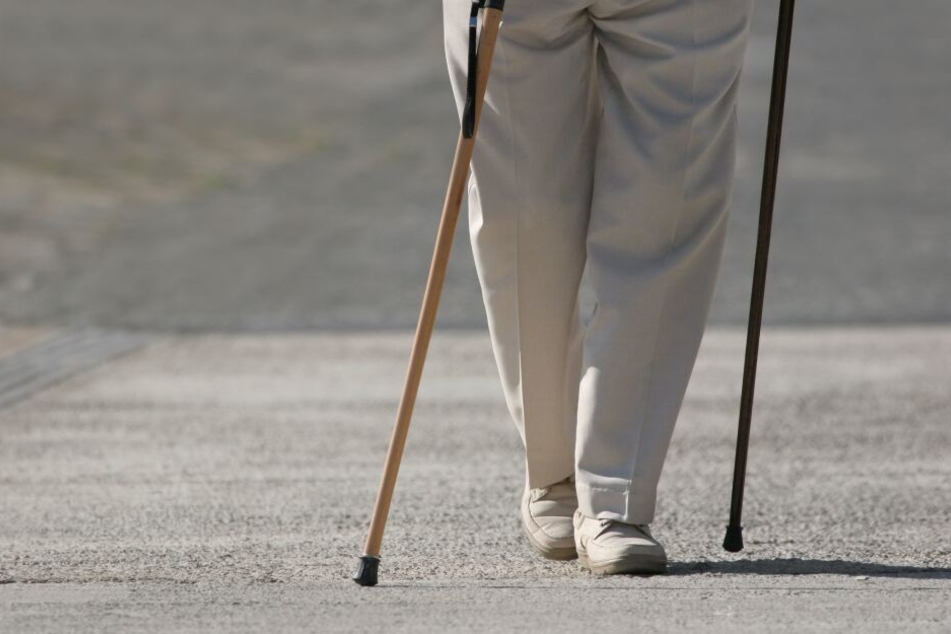 Die Frau war auf dem Gehweg unterwegs gewesen, als sie angefahren wurde. (Symbolbild)