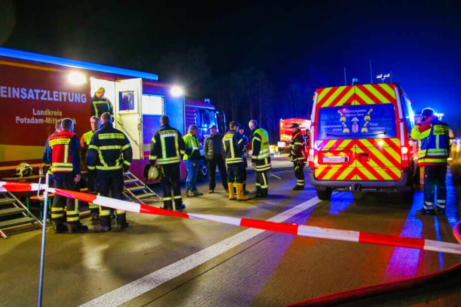 Die Feuerwehr hatte am späten Dienstagabend mit dem Brand eines Gefahrguts-LKW jede Menge zu tun.