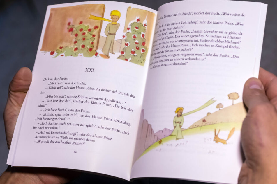 Bilder über und unter dem Text helfen dabei, die Geschichte auch auf Erzgebirgisch zu verstehen.