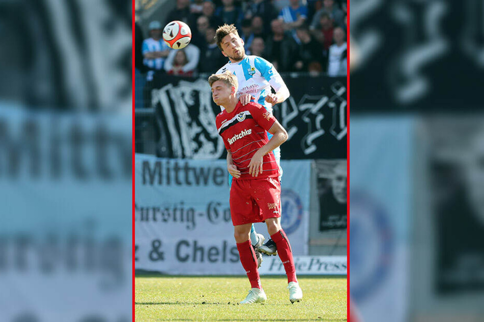 Matti Langer stand nach seiner Schulter-OP gegen Bautzen erstmals wieder auf dem Rasen und räumte im Mittelfeld kompromisslos ab. Hier gewinnt er das Kopfballduell mit Roman Kasiar.
