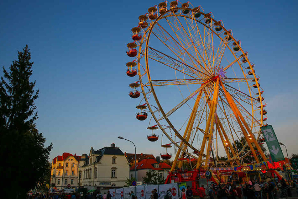Ganz schön hoch: Vom 30 Meter hohen Riesenrad kann man das Festgeschehen in Ruhe von oben betrachten.