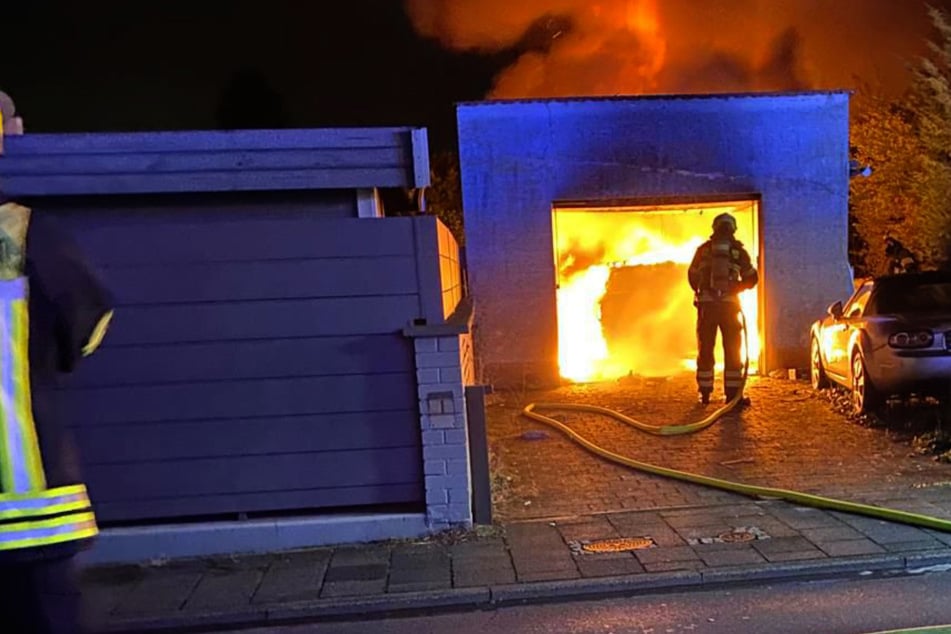 Das in der Garage abgestellte Auto hatte wohl wegen eines technischen Defekts plötzlich Feuer gefangen.