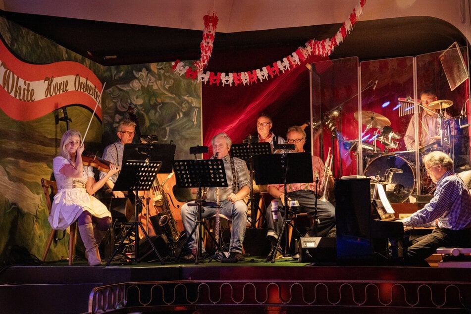 Begleitet wird das Stück vom "White Horse Orchestra", selbst am Klavier: Franz Wittenbrink (77, r.). "Ehrlich gesagt wollte ich eigentlich gar nicht mehr inszenieren“, sagt er. Sein Fokus liege inzwischen allein auf dem Komponieren. Dennoch: "Ich habe hier beides gemacht, weil ich vermeiden wollte, dass Musik und Inszenierung auseinanderdriften. Dann streite ich mich höchstens mit mir selber."