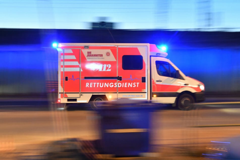 Ein Rettungswagen ist mit eingeschaltetem Blaulicht im Einsatz. (Symbolbild)