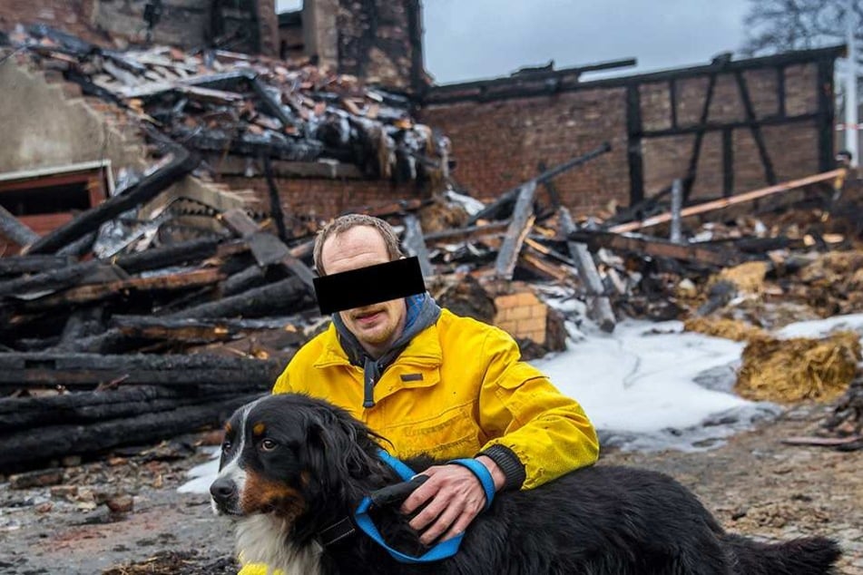 Hausbesitzer Jack Wesley J., hier vor zwei Jahren mit Hund Faro, wanderte wegen Brandstiftung in den Knast. Kaum ist er draußen, brennt es wieder.