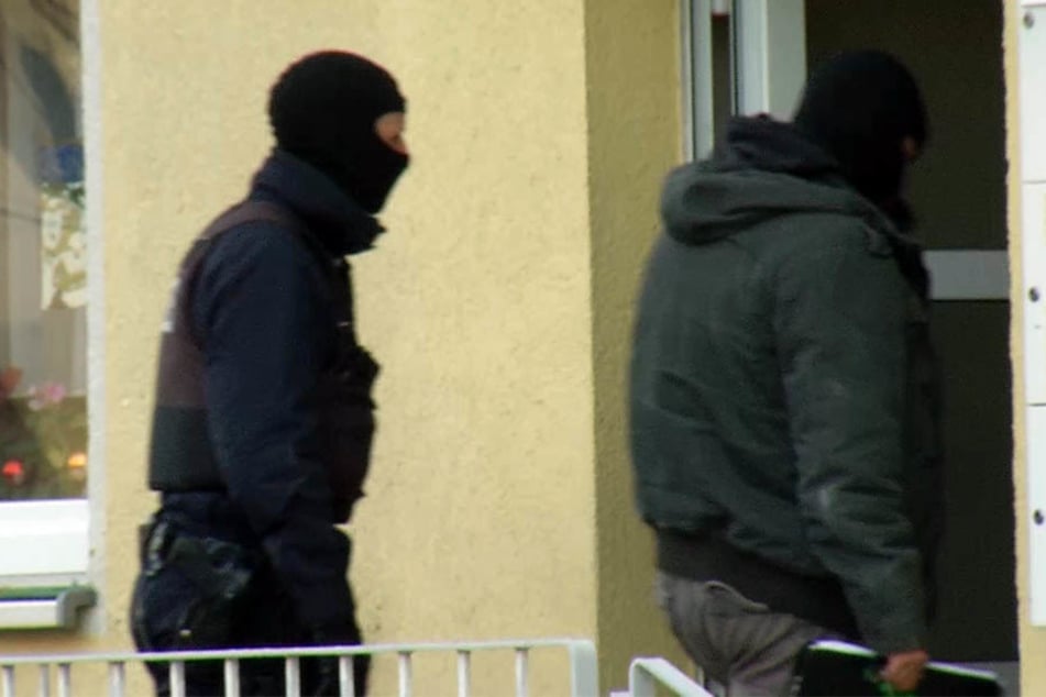 Einsatzkräfte der Polizei durchsuchten unter anderen eine Wohnung im Landkreis Börde.