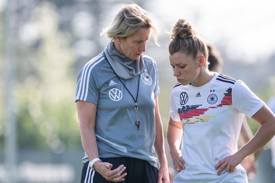 Bundestrainerin Martina Voss-Tecklenburg (l.), spricht im Abschlusstraining noch die ein oder andere Taktik an.