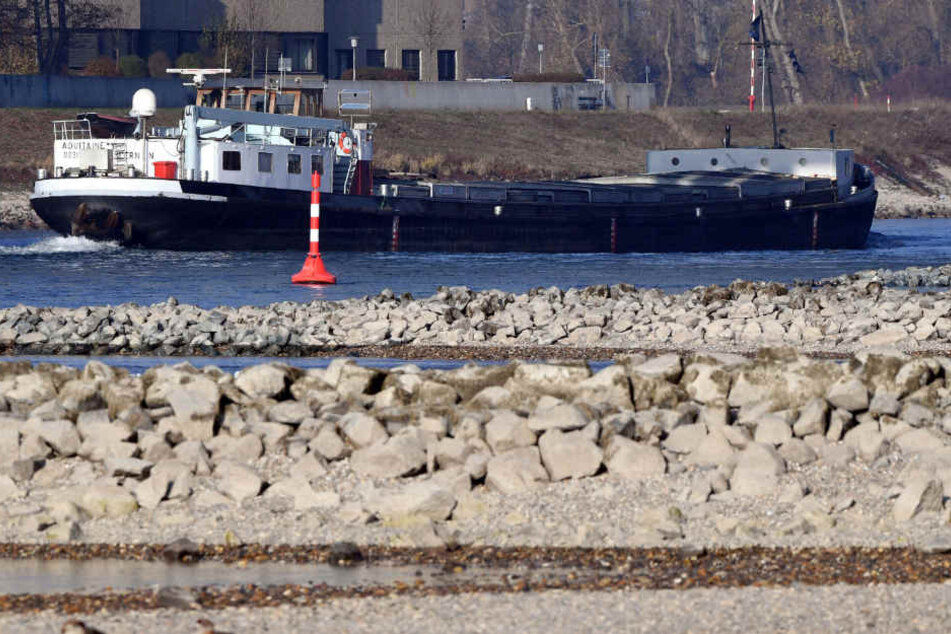 Der Rhein in der Nähe der Neckarbrücke bei Karlsruhe Maxau am 23.11.2018.