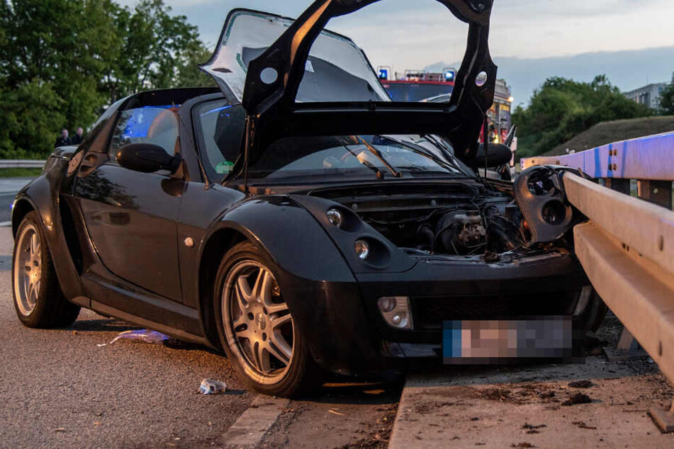 Das Bild zeigt das Roadster-Wrack im Licht der untergehenden Sonne.