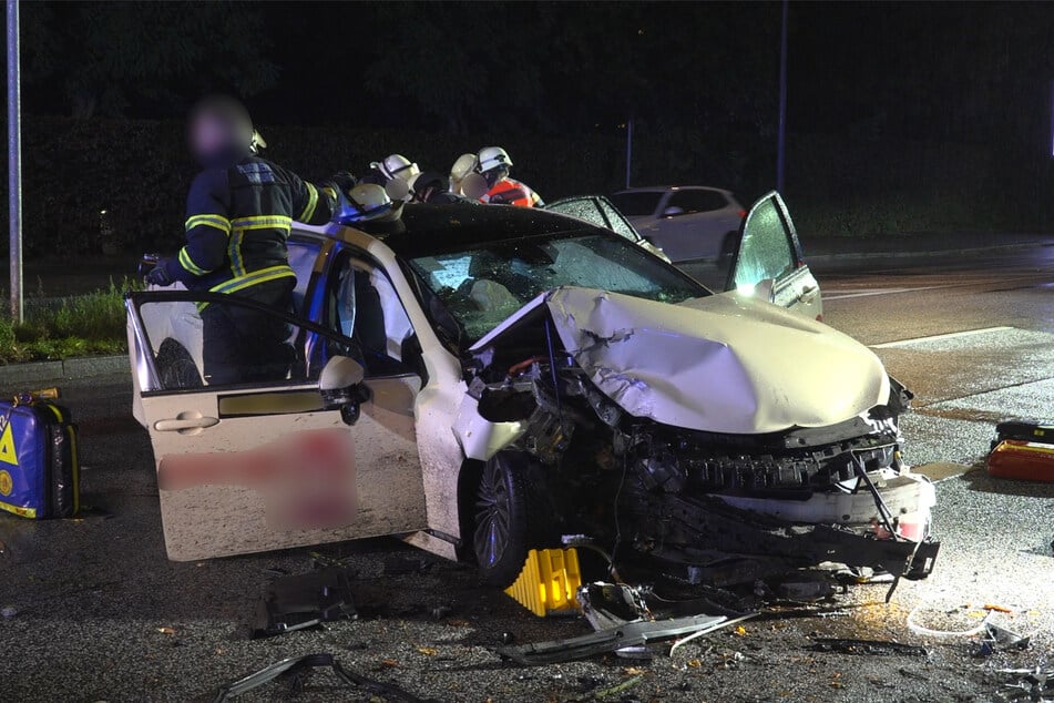Die Insassin des Taxis wurde schwer verletzt, weil sie nicht angeschnallt war.