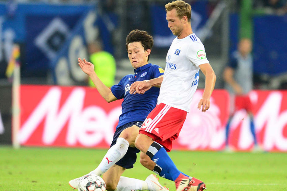 Matti Steinmann (rechts) gegen den Kieler Jae-Sung Lee im Zweikampf.
