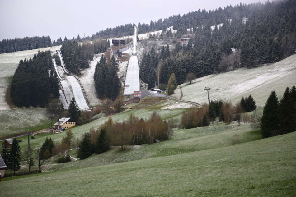 Auch die Schanzen am Fichtelberg waren am Dienstagmorgen leicht mit Schnee überzogen.