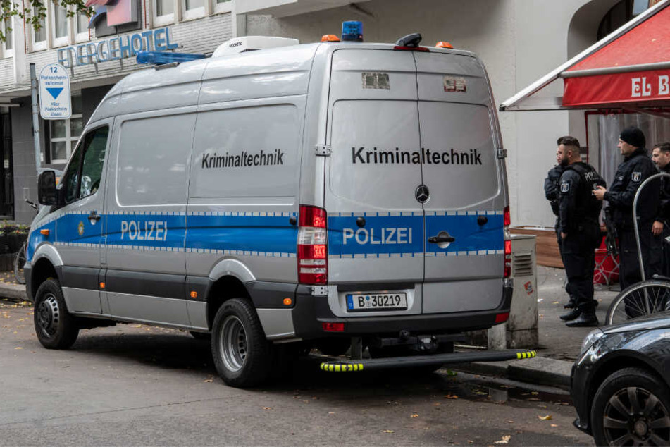 Ein Fahrzeug der Kriminaltechnik der Polizei steht an Wielandstraße.