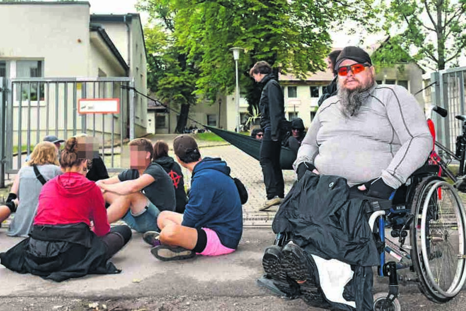 Bewohner Rene (40,re.) ist empört: "Ich werde das Objekt nicht freiwillig verlassen."