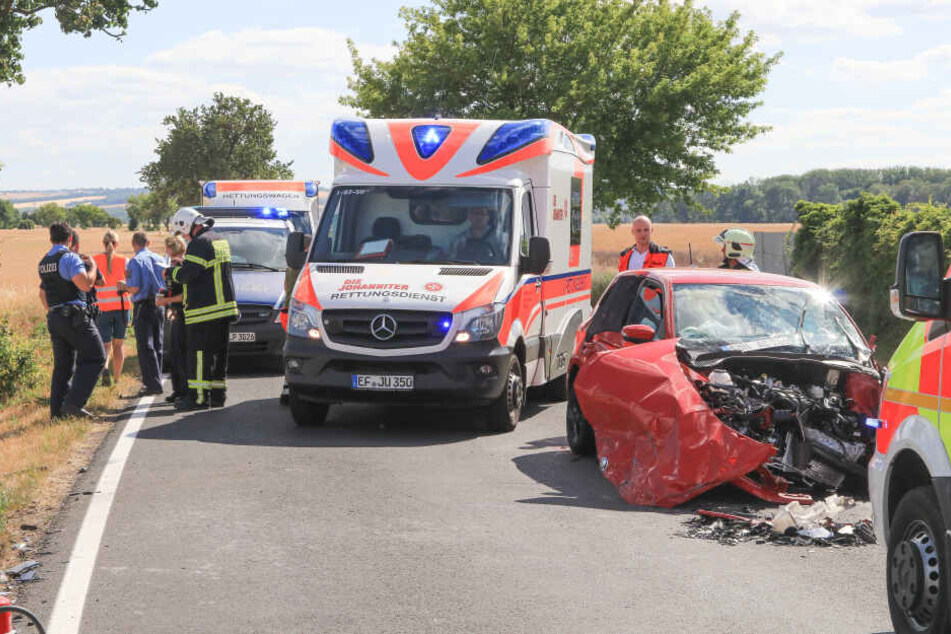 Drei Menschen wurden auf der Straße schwer verletzt, mussten versorgt werden.
