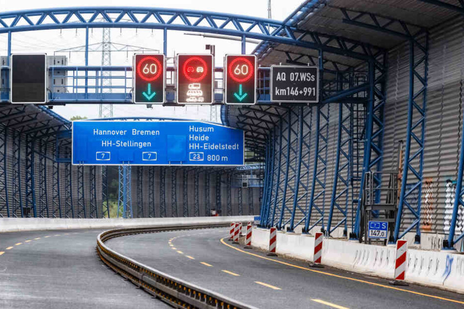 Schallschutzwände sind hinter der ersten Röhre des Lärmschutzdeckels Schnelsen an der A7 in Richtung Süden zu sehen.
