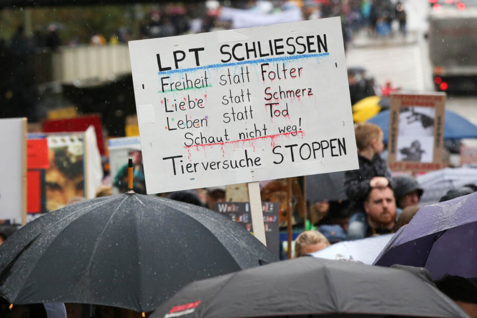 Teilnehmer demonstrieren in Hamburg-Neugraben gegen Tierversuche.